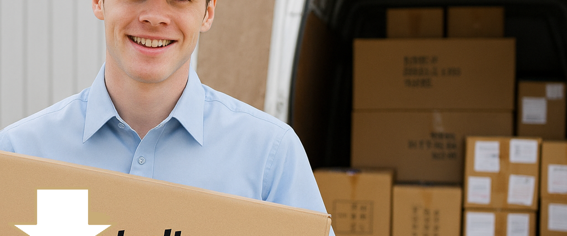 شخص يحمل طرد مكتوب ع